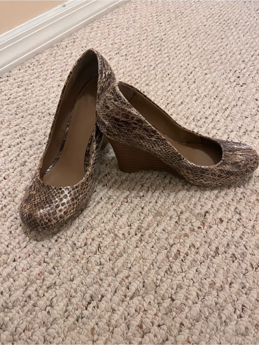 Report Women’s Brown Snake-Print Wedge Pumps 7.5 animal